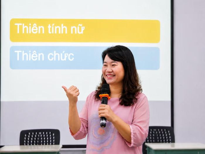 TS Hồ Khánh Vân nhấn mạnh: “Nếu chúng ta không suy ngẫm lại trước ‘thiên chức’, cái nhìn định kiến về những người phụ nữ không có khả năng sinh con hoặc lựa chọn không sinh con vì lý do cá nhân vẫn bị duy trì”.