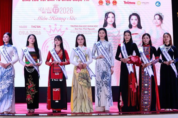 Chiều cao 1m76 giúp Phạm Thúy Ngân trở nên nổi bật giữa dàn nữ sinh.