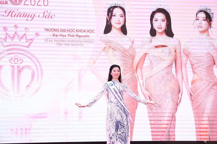 Thúy Ngân tự tin sải bước trên sân khấu giao lưu cùng Ban tổ chức 'Hoa hậu Việt Nam 2026'.