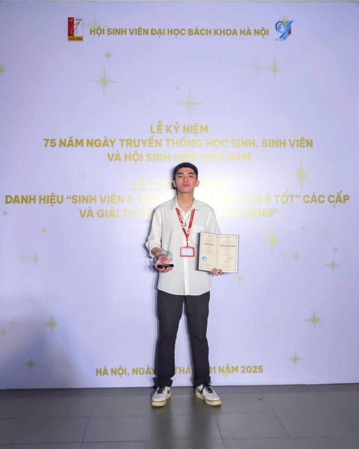 Bên cạnh việc học tập, Đức dành nhiều thời gian tham gia các hoạt động sinh viên và từng nhận danh hiệu “Sinh viên 5 tốt” cấp Đại học Bách khoa Hà Nội.