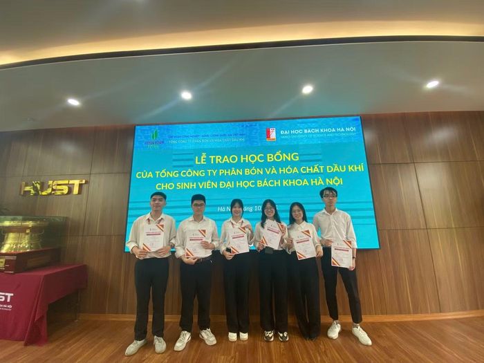 Với Đức, điểm số không chỉ gắn với thành tích học tập mà còn liên quan đến cơ hội nhận học bổng, giảm bớt gánh nặng tài chính cho gia đình.