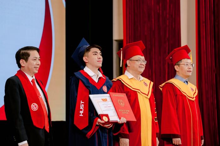 Minh Đức cho rằng, điều đáng giá nhất sau những năm đại học không nằm ở các danh hiệu, mà ở những bài học rút ra từ các lần chưa đạt được điều mình mong muốn.