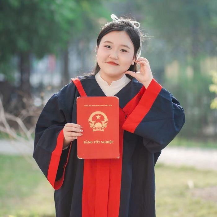 Đặng Khánh Ly, sinh viên Trường Đại học Hà Nội, được tuyển thẳng nhờ đạt giải Ba kỳ thi Học sinh giỏi Quốc gia môn Tiếng Anh năm 2025. Nữ sinh cũng là một trong những gương mặt được vinh danh tại chương trình "Nâng bước thủ khoa 2025" do Báo Tiền Phong tổ chức.