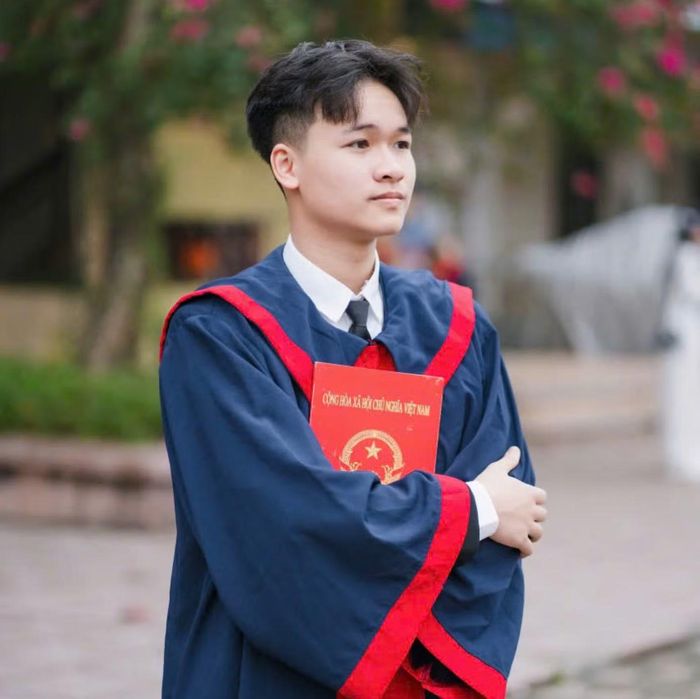 Ninh Đức Nam, thủ khoa đầu vào năm 2025 của Học viện Công nghệ Bưu chính Viễn thông, là một trong những gương mặt được vinh danh trong chương trình "Nâng bước thủ khoa 2025" của Báo Tiền Phong.