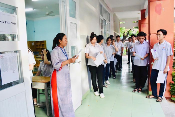  Thí sinh dự thi tại điểm thi THCS Trần Phú (phường Tam Thắng, TPHCM). Ảnh: KHÁNH CHI 