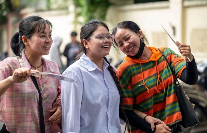  Phụ huynh và học sinh Hà Nội phấn khởi kết thúc kỳ thi tốt nghiệp THPT năm 2026. Ảnh: ĐỖ TRUNG 