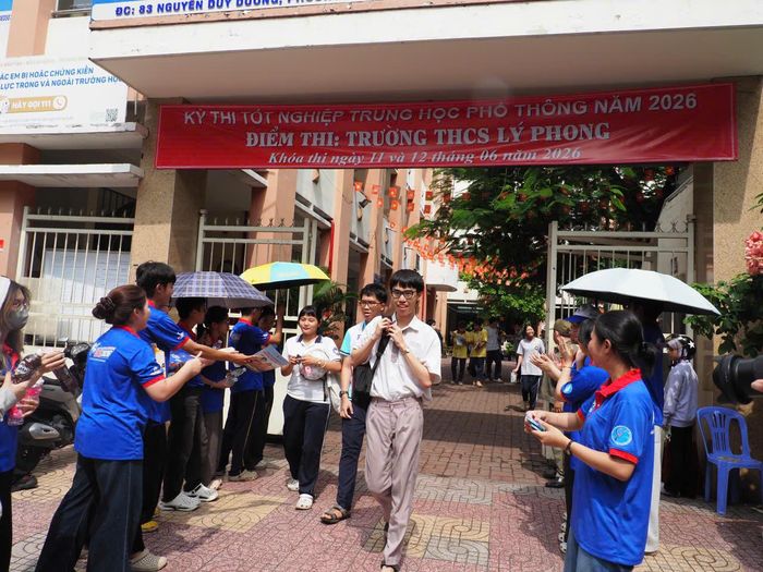  Thí sinh phấn khởi sau khi hoàn thành bài thi tự chọn tại kỳ thi tốt nghiệp THPT. Ảnh: THU TÂM 