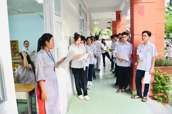  Thí sinh dự hi tại điểm thi THCS Trần Phú (phường Tam Thắng, TPHCM). Ảnh: KHÁNH CHI 