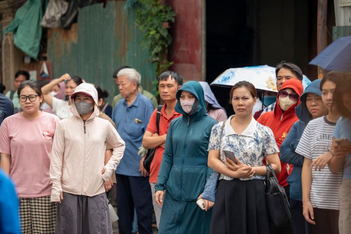  Phụ huynh Hà Nội ngóng con trong buổi thi cuối. Ảnh: ĐỖ TRUNG 