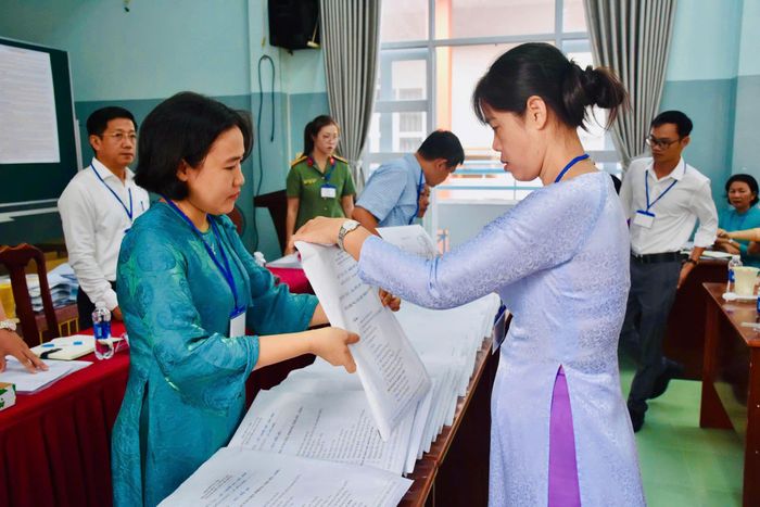  Cán bộ coi thi làm nhiệm vụ tại điểm thi Trường THCS Trần Phú (Phường Tam Thắng, TPHCM). Ảnh: KHÁNH CHI 