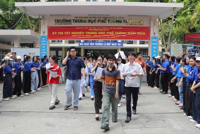  Thí sinh tự tin với kết quả bài thi 2 môn tự chọn. Ảnh: XUÂN QUỲNH 