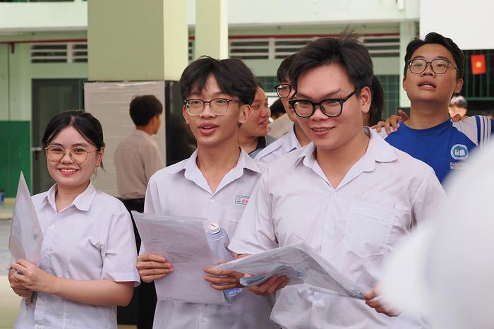  Thí sinh thoải mái sau khi hoàn thành môn Ngữ văn tại điểm thi Trường THCS Đức Trí, phường Cầu Ông Lãnh, TPHCM. ẢNH: HOÀNG HÙNG 