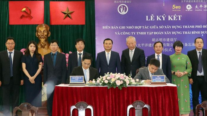 Giám đốc Sở Xây dựng TPHCM cùng đại diện Tập đoàn Xây dựng Thái Bình Dương (Trung Quốc) ký kết bản ghi nhớ. Ảnh: QUỐC HÙNG