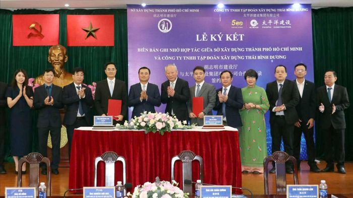 Phó Chủ tịch UBND TPHCM Bùi Xuân Cường cùng các đại biểu tại lễ ký kết. Ảnh: QUỐC HÙNG