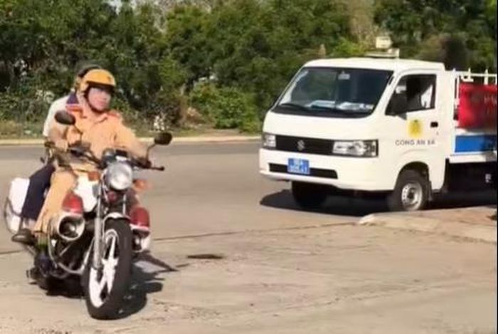 Kịp thời đưa thí sinh gặp sự cố đến điểm thi. Ảnh: Phòng CSGT Công an Lâm Đồng