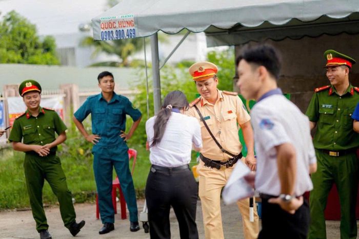 Thí sinh gửi lời cảm ơn đến lực lượng CSGT Công an tỉnh Lâm Đồng đã hỗ trợ kịp thời. Ảnh: Phòng CSGT Công an Lâm Đồng