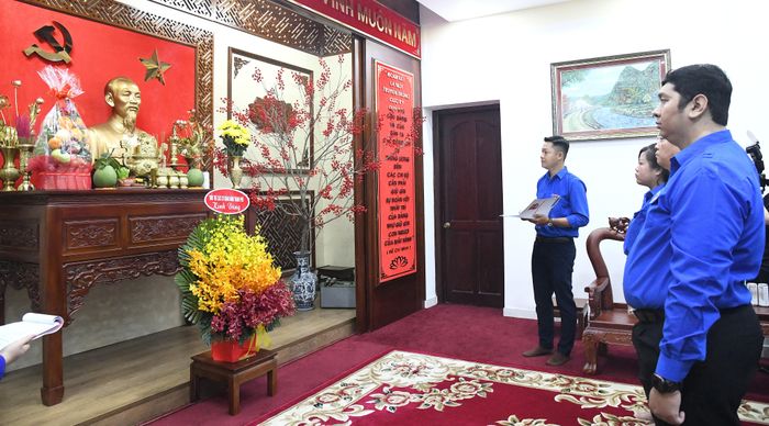  Phó Bí thư Đoàn Báo Sài Gòn Giải Phóng phát biểu báo công dâng Bác 