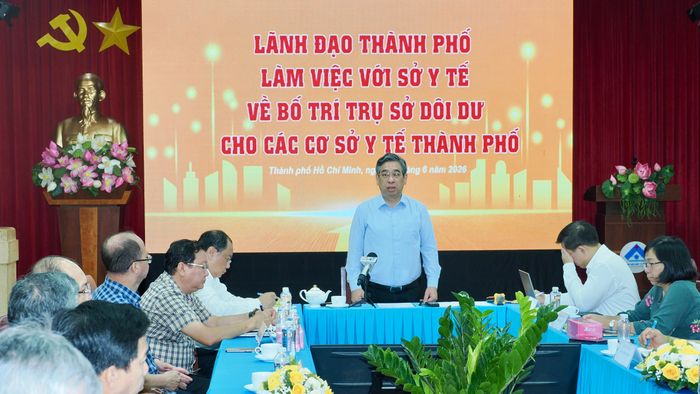  Phó Bí thư Thành ủy, Chủ tịch Ủy ban MTTQ Việt Nam TPHCM Nguyễn Phước Lộc phát biểu tại buổi làm việc với Sở Y tế về bố trí trụ sở dôi dư cho các cơ sở y tế thành phố, tổ chức tại Bệnh viện Mắt TPHCM sáng 12-6. Ảnh: HOÀNG HÙNG 