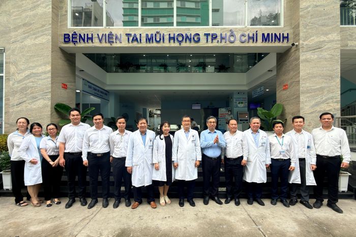  Đoàn công tác khảo sát cơ sở vật chất tại Cơ sở 2 Bệnh viện Tai Mũi Họng TPHCM nhằm phục vụ phương án sắp xếp, bố trí trụ sở cho các đơn vị y tế thành phố. Ảnh: HOÀNG HÙNG 