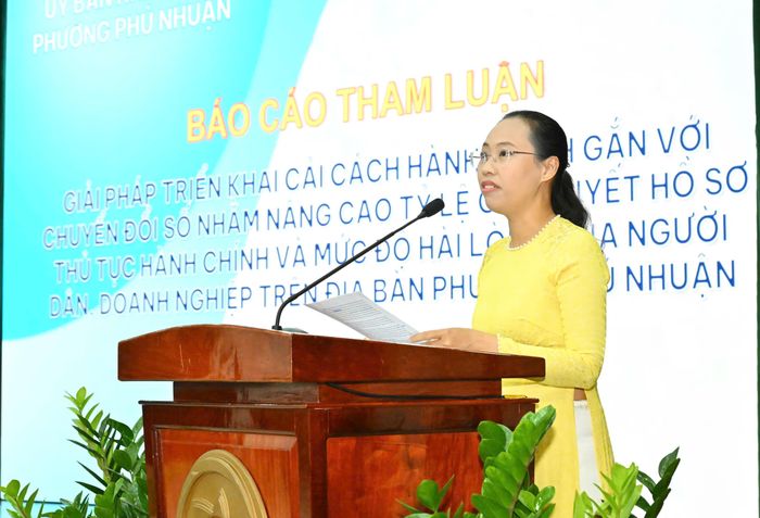 Chủ tịch UBND phường Phú Nhuận Nguyễn Thị Như Ý tham luận tại hội nghị. Ảnh: VIỆT DŨNG 