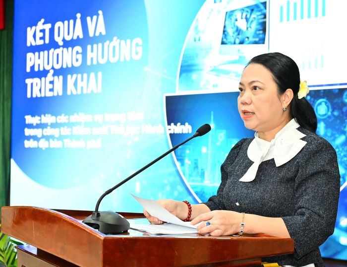  Phó Chánh văn phòng UBND TPHCM Vũ Thị Huỳnh Mai báo cáo tại hội nghị. Ảnh: VIỆT DŨNG 