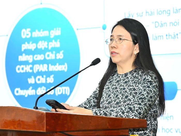 Chủ tịch UBND phường Tân Mỹ Nguyễn Thị Bé Ngoan tham luận tại hội nghị. Ảnh: VIỆT DŨNG 