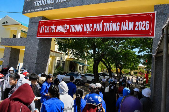 Các thí sinh kết thúc buổi thi ngày 12-6. Ảnh: NGUYỄN TRANG