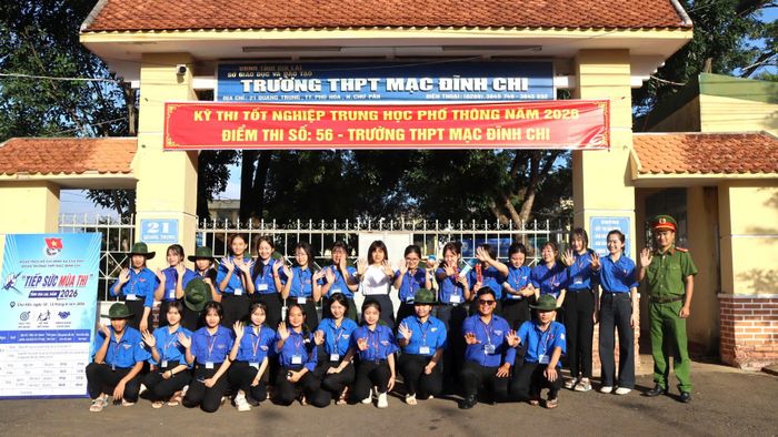 Lực lượng tiếp sức mùa thi tại điểm thi Trường THPT Mạc Đĩnh Chi. Ảnh: HỮU PHÚC
