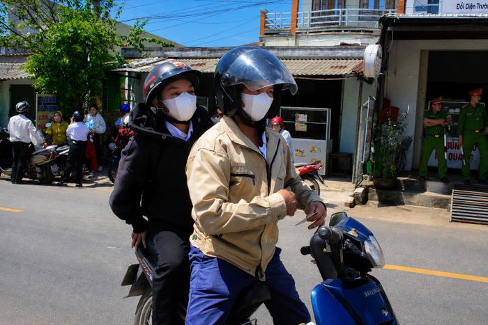 Người cha đợi chở con về nhà. Ảnh: NGUYỄN TRANG