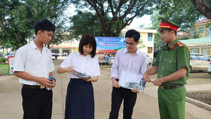 Giáo viên tại điểm thi trường THPT Mạc Đĩnh Chi hướng dẫn các thí sinh kiểm tra giấy tờ. Ảnh: HỮU PHÚC
