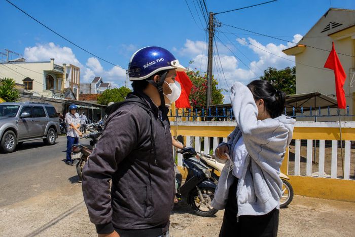 Người cha hỏi thăm con sau kết thúc môn thi. Ảnh: NGUYỄN TRANG