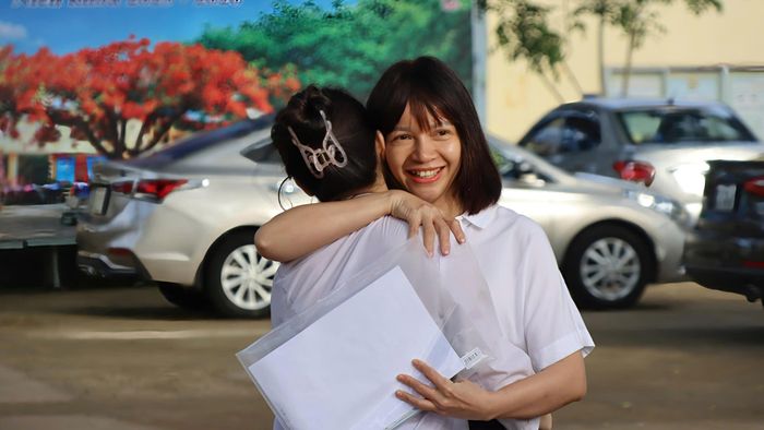 Cô Hoàng Thị Thanh Tú ôm, động viên thí sinh trước giờ thi. Ảnh: HỮU PHÚC