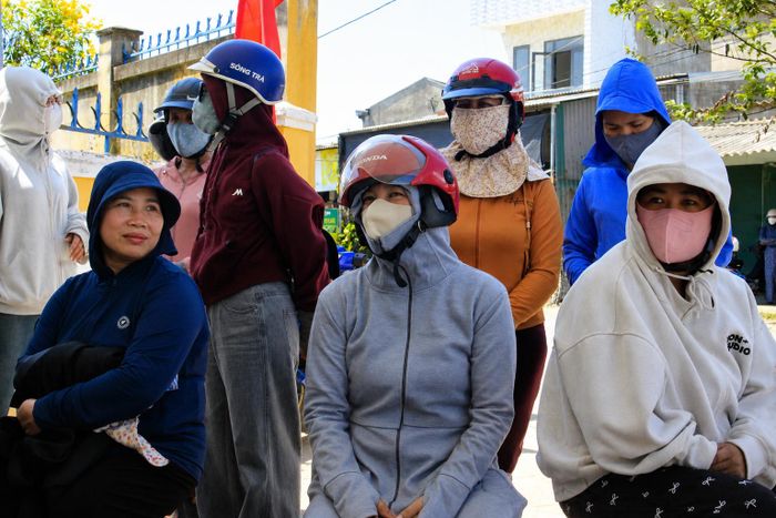 Các bậc phụ huynh ngồi chờ con thi ngày 12-6. Ảnh: NGUYỄN TRANG