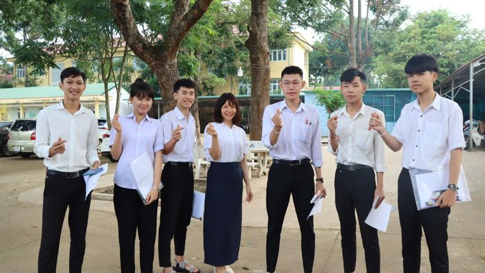 Cô Hoàng Thị Thanh Tú ( thứ 4 từ trái sang) động viên thí sinh dự thi tại trường THPT Mạc Đĩnh Chi. Ảnh: HỮU PHÚC