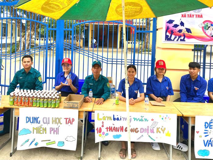 Những bức vẽ cổ vũ, động viên tinh thần các thí sinh của các tình nguyện viên trường THPT Tây Trà