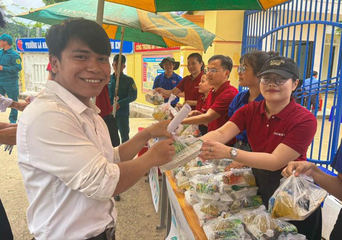 Thầy Trần Vương Thùy, Bí thư Đoàn trường THPT Tây Trà, đồng hành cùng các thí sinh trong chương trình tiếp sức mùa thi