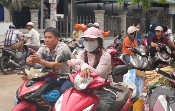 Phụ huynh đặc khu Lý Sơn chờ con trước cổng thi. Ảnh: ĐÌNH NHỰT