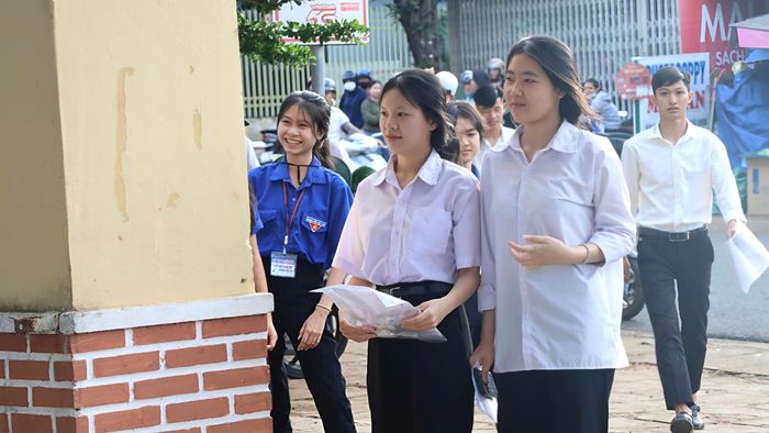 Thí sinh đến dự thi tại điểm thi trường THPT Mạc Đĩnh Chi. Ảnh: HỮU PHÚC