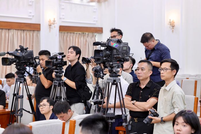  Đông đảo phóng viên theo dõi họp báo 