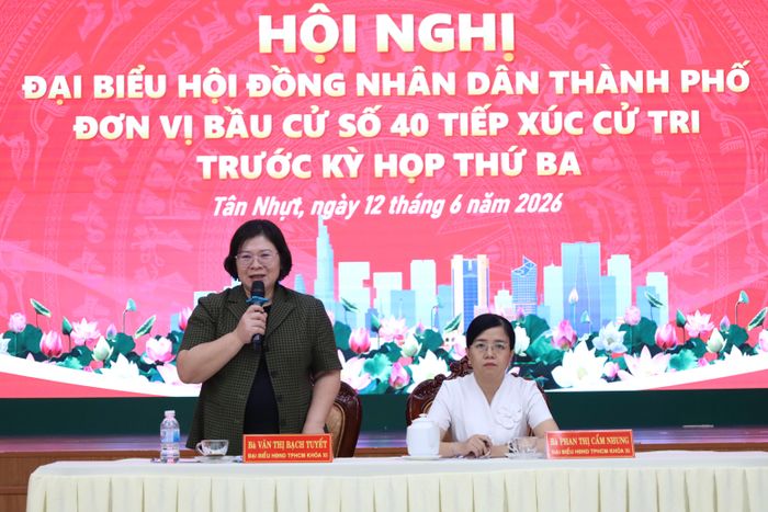  Đại biểu Văn Thị Bạch Tuyết phát biểu tiếp thu các ý kiến cử tri. Ảnh: CẨM NƯƠNG 