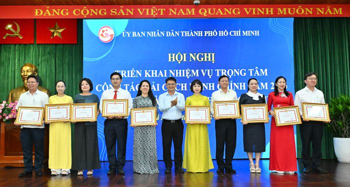 Phó Chủ tịch UBND TPHCM Nguyễn Mạnh Cường trao Bằng khen của Chủ tịch UBND TPHCM đến các tập thể, cá nhân. Ảnh: VIỆT DŨNG