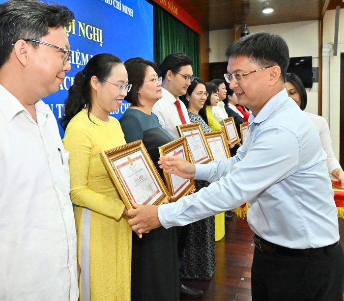 Phó Chủ tịch UBND TPHCM Nguyễn Mạnh Cường trao Bằng khen của Chủ tịch UBND TPHCM đến các tập thể, cá nhân. Ảnh: VIỆT DŨNG