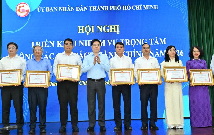 Đồng chí Phạm Minh Hùng, Vụ trưởng vụ CCHC, Bộ Nội vụ trao Bằng khen của Chủ tịch UBND TPHCM đến các tập thể, cá nhân. Ảnh: VIỆT DŨNG