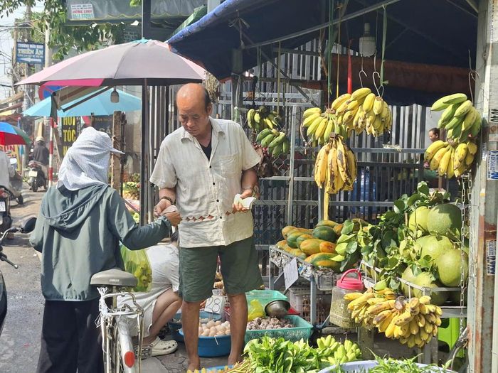Một quầy bán trái cây tại chợ Thạch Đà (phường An Hội Tây). Ảnh: ĐỨC TRUNG
