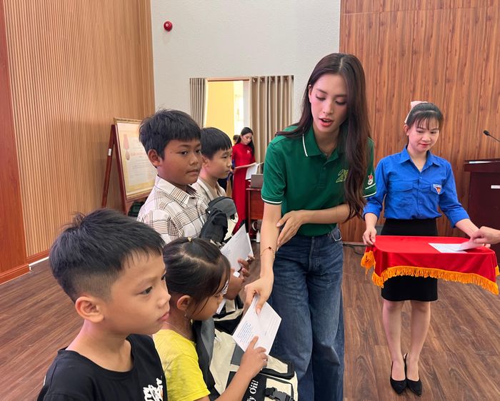 Hoa hậu Việt Nam Trần Tiểu Vy trao tặng học bổng cho các em học sinh
