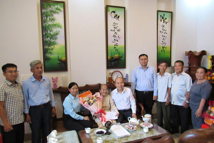 Đoàn công tác trao quà chúc thọ của TPHCM đến cụ Dương Thị Xuân