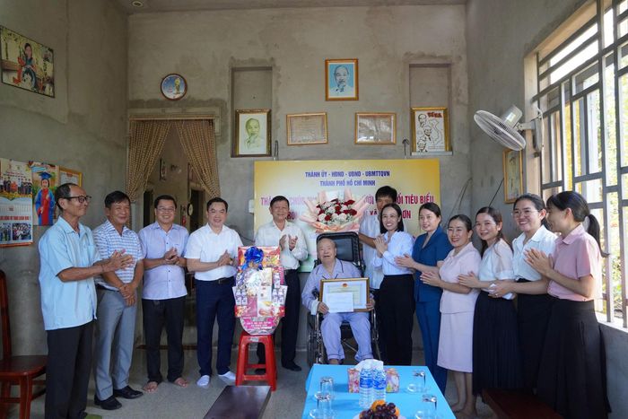 Đồng chí Võ Ngọc Thanh Trúc trao quà chúc thọ cụ Đỗ Văn Sáng