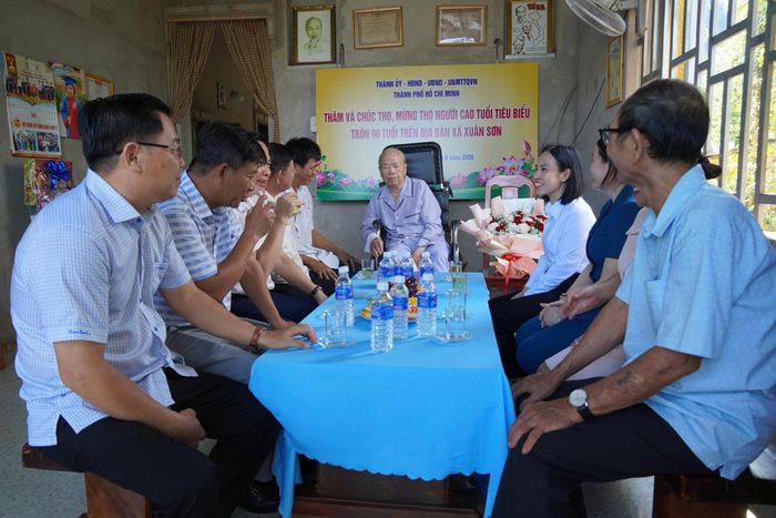 Đoàn lãnh đạo TPHCM chúc thọ cụ Đỗ Văn Sáng ở xã Xuân Sơn