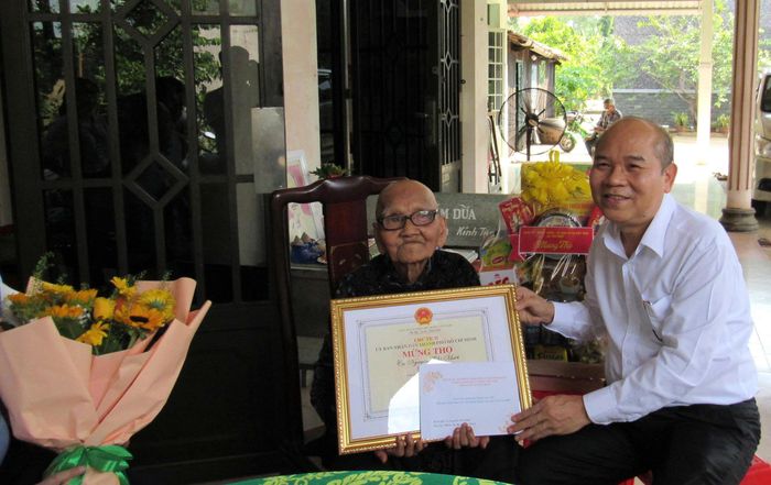 Đồng chí Trần Văn Bảy thăm, chúc thọ cụ Nguyễn Thị Mười