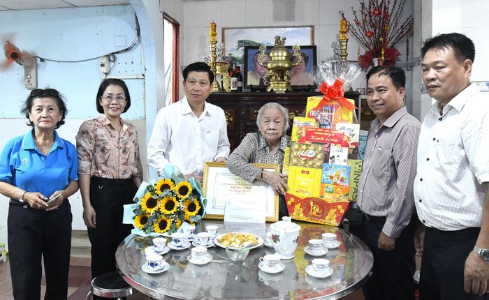 Đoàn lãnh đạo TPHCM và lãnh đạo địa phương trao quà chúc thọ cụ Lương Thị Cúc